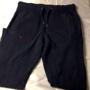 Men’s dual pocket sweatpants. Slim fit